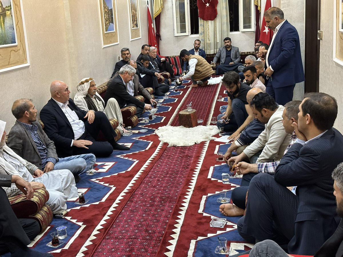 MTanal's tweet photo. Eyyübiye ilçemizde kıymetli Şanlıurfalı hemşerilerimle dertleşiyoruz.

Direk ailesine misafir olduk. 

Bu kötü düzeni hep birlikte düzelteceğiz.
@akalinmc @karadagferhatt @abdullahmelik63 @abdullahdirek3 

#şanlıurfa #urfa #14mayıs #seçim https://t.co/8gygX7DQdt