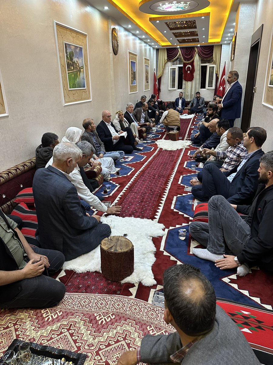 MTanal's tweet photo. Eyyübiye ilçemizde kıymetli Şanlıurfalı hemşerilerimle dertleşiyoruz.

Direk ailesine misafir olduk. 

Bu kötü düzeni hep birlikte düzelteceğiz.
@akalinmc @karadagferhatt @abdullahmelik63 @abdullahdirek3 

#şanlıurfa #urfa #14mayıs #seçim https://t.co/8gygX7DQdt