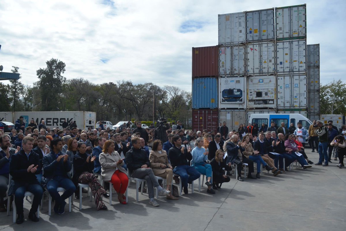 MalenaGalmarini's tweet photo. Hoy en el Depósito Fiscal Dodero de Ricardo Rojas, #Tigre, entregamos productos que han sido decomisados por la Dirección General de Aduanas a 27 municipios de la @BAProvincia. https://t.co/FCR36q9oRn