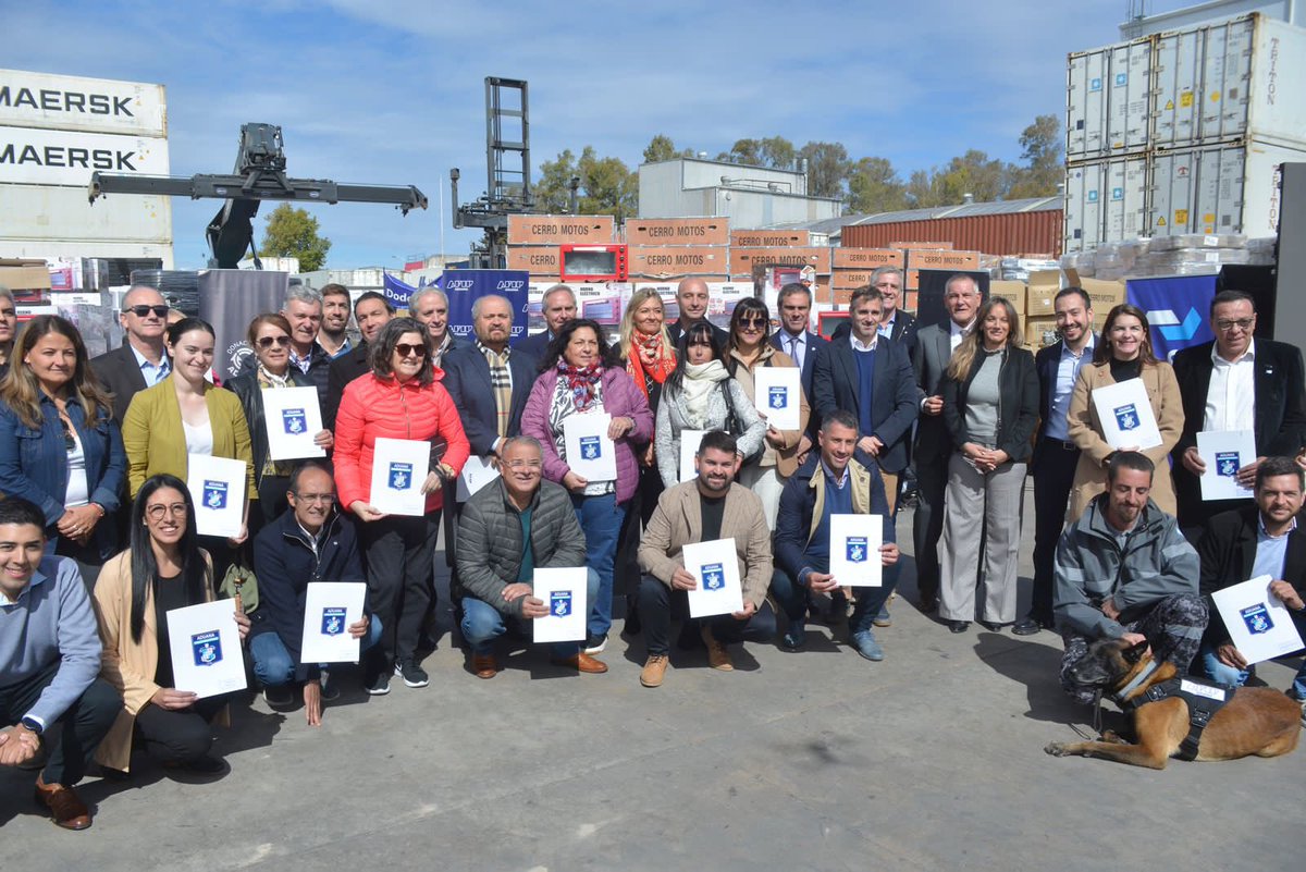 MalenaGalmarini's tweet photo. Hoy en el Depósito Fiscal Dodero de Ricardo Rojas, #Tigre, entregamos productos que han sido decomisados por la Dirección General de Aduanas a 27 municipios de la @BAProvincia. https://t.co/FCR36q9oRn