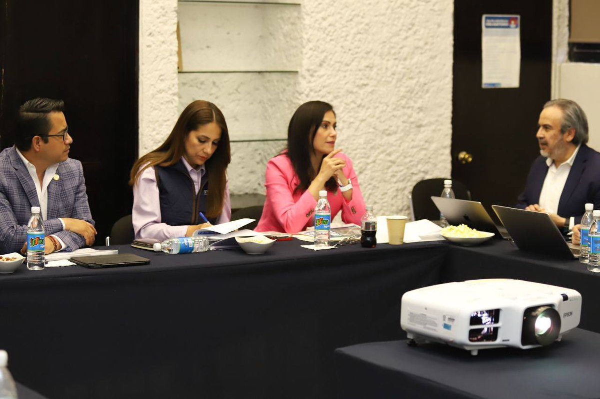 AleGutierrez_mx's tweet photo. ¡Vienen grandes cosas para León! De esto y más platicamos en reunión con parte del Gabinete de @gobiernogto a quienes agradezco el recibimiento y la apertura para trabajar en equipo por nuestra ciudad #VamosConTodo https://t.co/kS2UpDaAwk