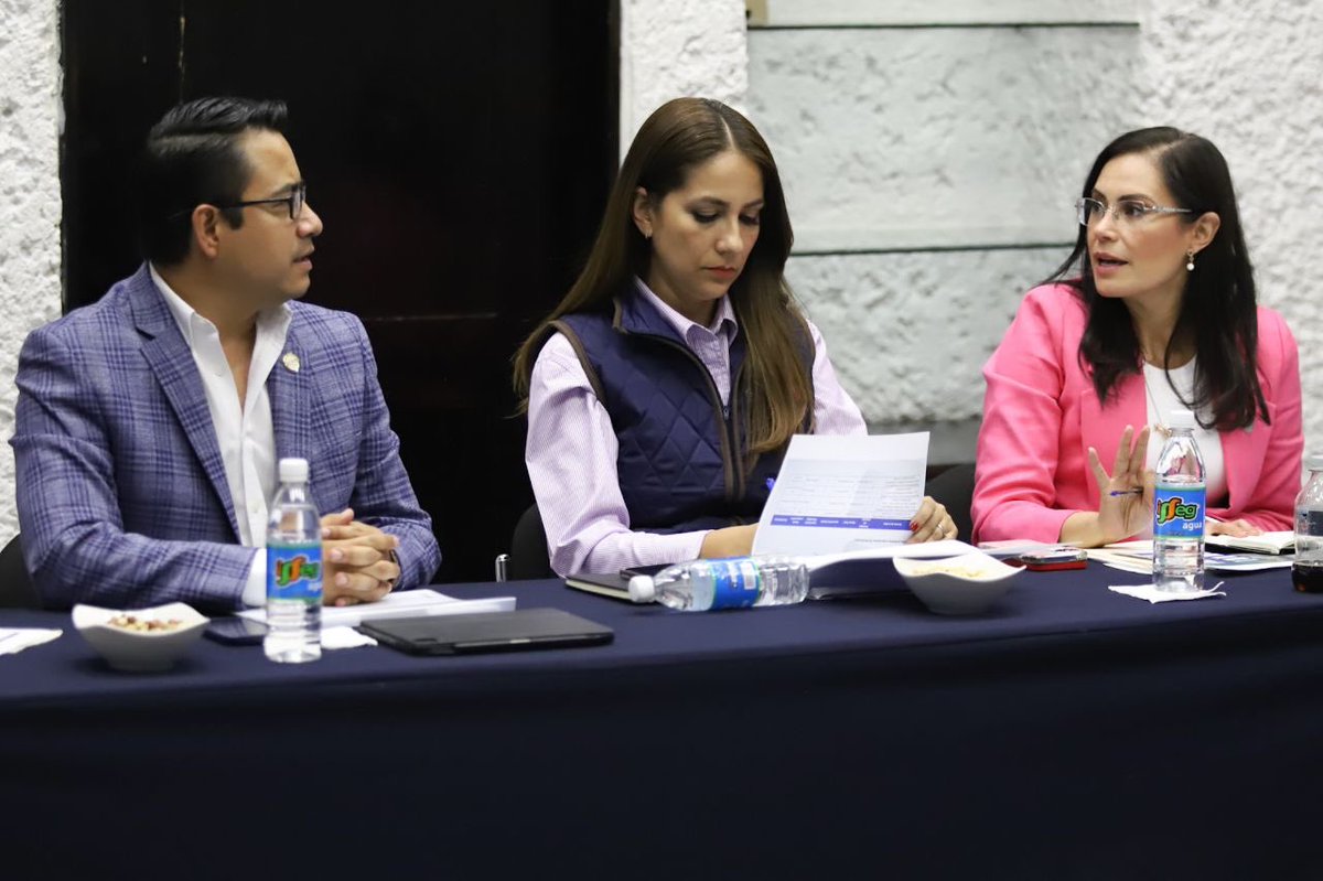 AleGutierrez_mx's tweet photo. ¡Vienen grandes cosas para León! De esto y más platicamos en reunión con parte del Gabinete de @gobiernogto a quienes agradezco el recibimiento y la apertura para trabajar en equipo por nuestra ciudad #VamosConTodo https://t.co/kS2UpDaAwk
