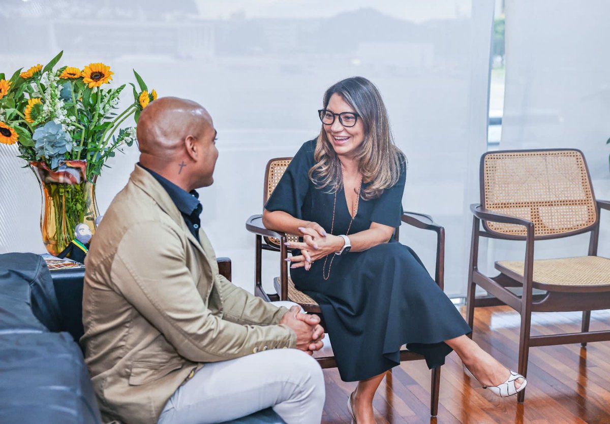 bchartsnet's tweet photo. Enquanto outros visitam delegacias, Black se encontra com Janja antes da cerimônia em que Lula assinará o projeto do piso salarial da Enfermagem. #BBB23 https://t.co/WJv7VZ4OMK