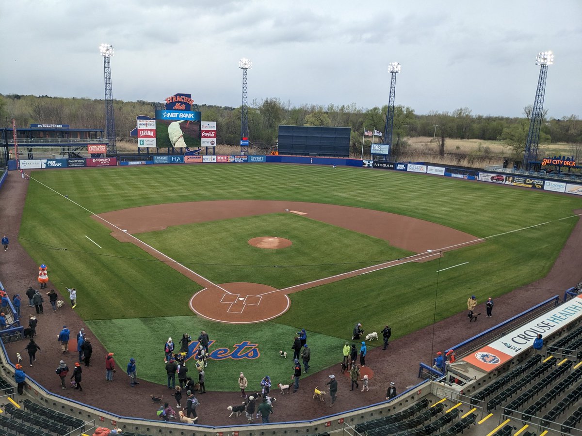 PatrickKinas's tweet photo. Playing in #Syracuse for 1st x in 4 years,@DurhamBulls(8-6) are welcomed w/a balmy 42-degree series opener w/@SyracuseMets (10-5)

5 hanging space heaters on roof of #Durham dugout (I called dibs during infield)

6:18pE air @BuzzSportsRadio

#HectorPerez (0-0,3.00) starts
#RaysUp https://t.co/rqcWHZ1AeD