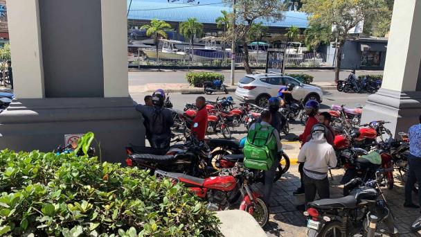 DiarioLibre's tweet photo. 📰 |#ActualidadDL| Inquilinos de Diamond Mall se quejan de intranquilidad que causa oficina de Uber
🔗https://t.co/ClkUpAZ68m
#DiarioLibre #DiamondMall #Uber #Deliverys https://t.co/DeRnYJAldD