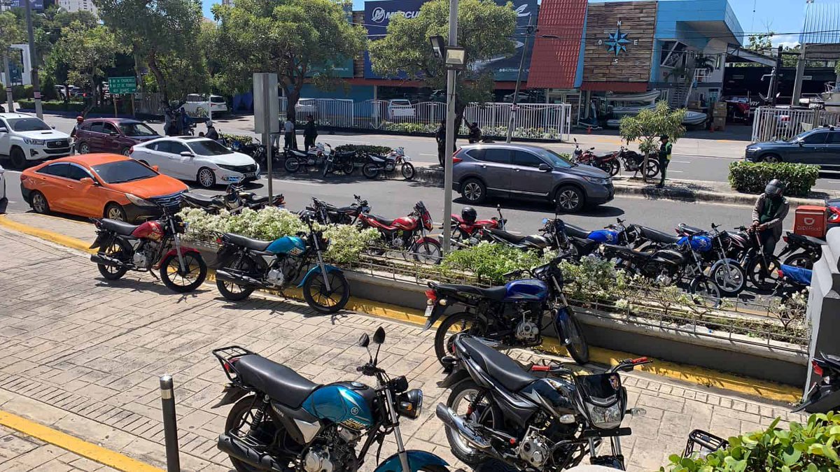 DiarioLibre's tweet photo. 📰 |#ActualidadDL| Inquilinos de Diamond Mall se quejan de intranquilidad que causa oficina de Uber
🔗https://t.co/ClkUpAZ68m
#DiarioLibre #DiamondMall #Uber #Deliverys https://t.co/DeRnYJAldD