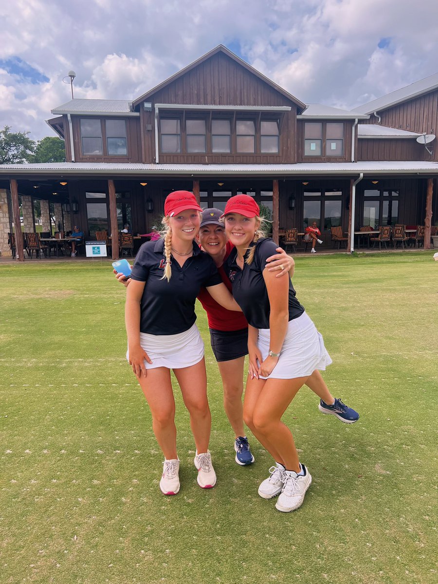 emmakvh13's tweet photo. State bound with the team! 3rd place finish, onto @KatePickrell and I’s last highschool tournament 😭 75-71 (+2) https://t.co/bDC8YSQ3tW