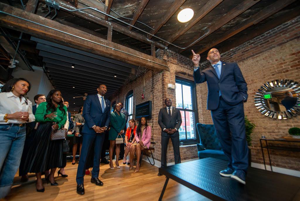 Last week, Atlanta hosted the first African-American to lead either party in the United States Congress. House Minority Leader <a href="/RepJeffries/">Hakeem Jeffries</a> made an action-packed visit in the ATL, and of course dropped by <a href="/OhioRiverSouth/">Ohio River South</a>. 

ohioriversouth.com/ors-welcomes-l…
