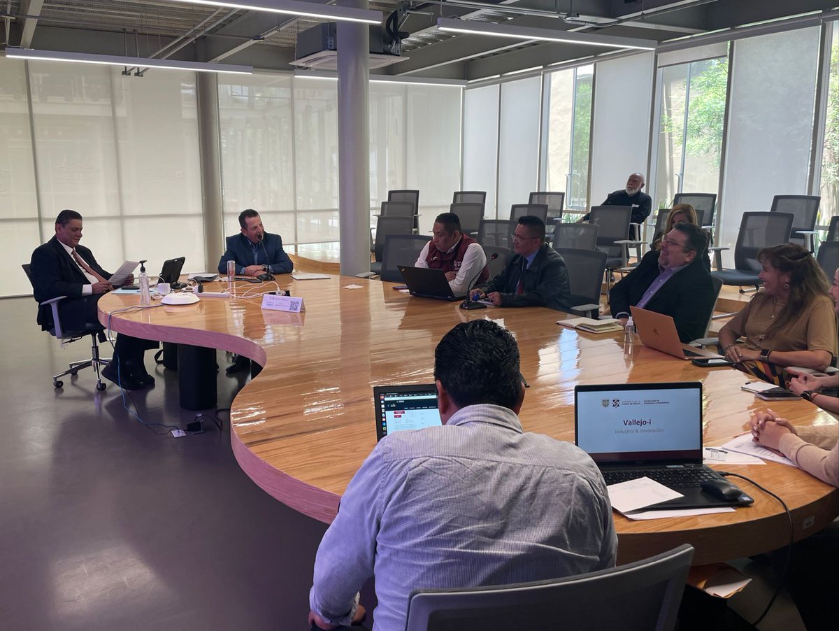 SedecoCDMX's tweet photo. Nuestro Secretario @FadlalaAkabani se reunió con @AdriRivCerecedo, Directora Ejecutiva de la Asociación Mexicana de Data Centers #MEXDC.
Les presentó el centro de datos del @cditvallejoi y mostró las áreas de oportunidad que existen en la Ciudad para este tipo de inversión. https://t.co/v7OY4NrKPM