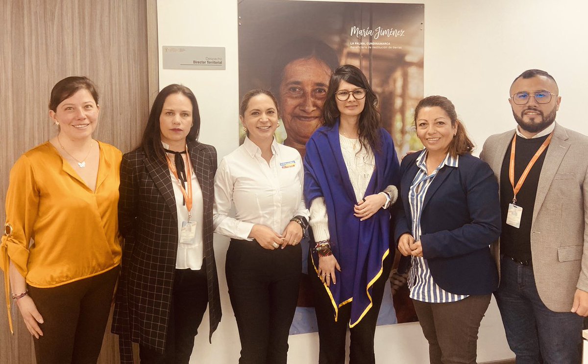 URestitucion's tweet photo. Para brindar atención integral a las mujeres rurales beneficiarias en #Cundinamarca, @marthaliarevalo, directora territorial de la URT, trabaja con la Secretaría de la Mujer, @MujerGeneroCund, para sumar esfuerzos en el proceso de atención a víctimas del conflicto. https://t.co/WUN90FYh4u