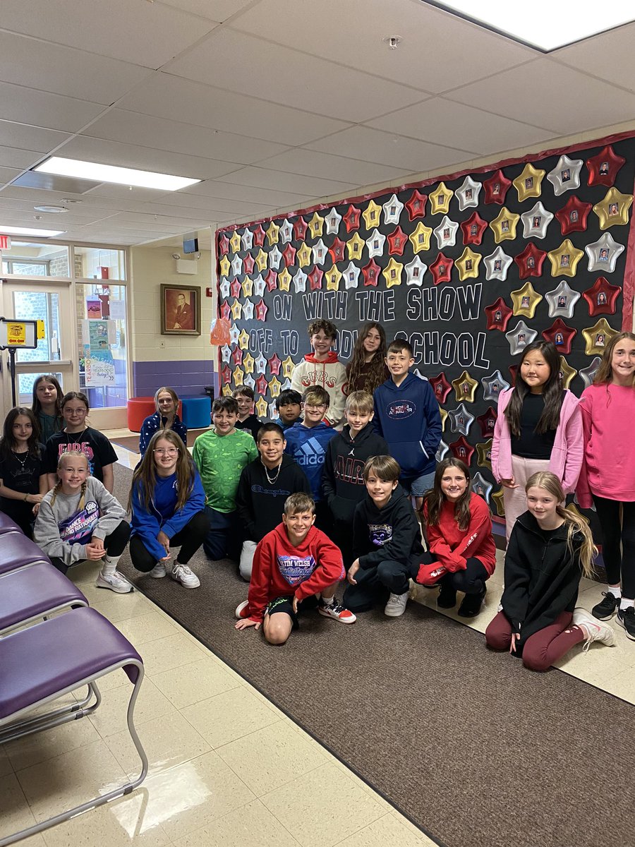 OneGoalin5th's tweet photo. A huge thank you to amazing PTO for this awesome bulletin board honoring our 5th graders! Team Dryden loved stopping by to find their personalized stars⭐️ @RobertCS118 #rcs118life #d118life #theymakemesmile #offtomiddleschool #donotblink https://t.co/AchUksqm3s