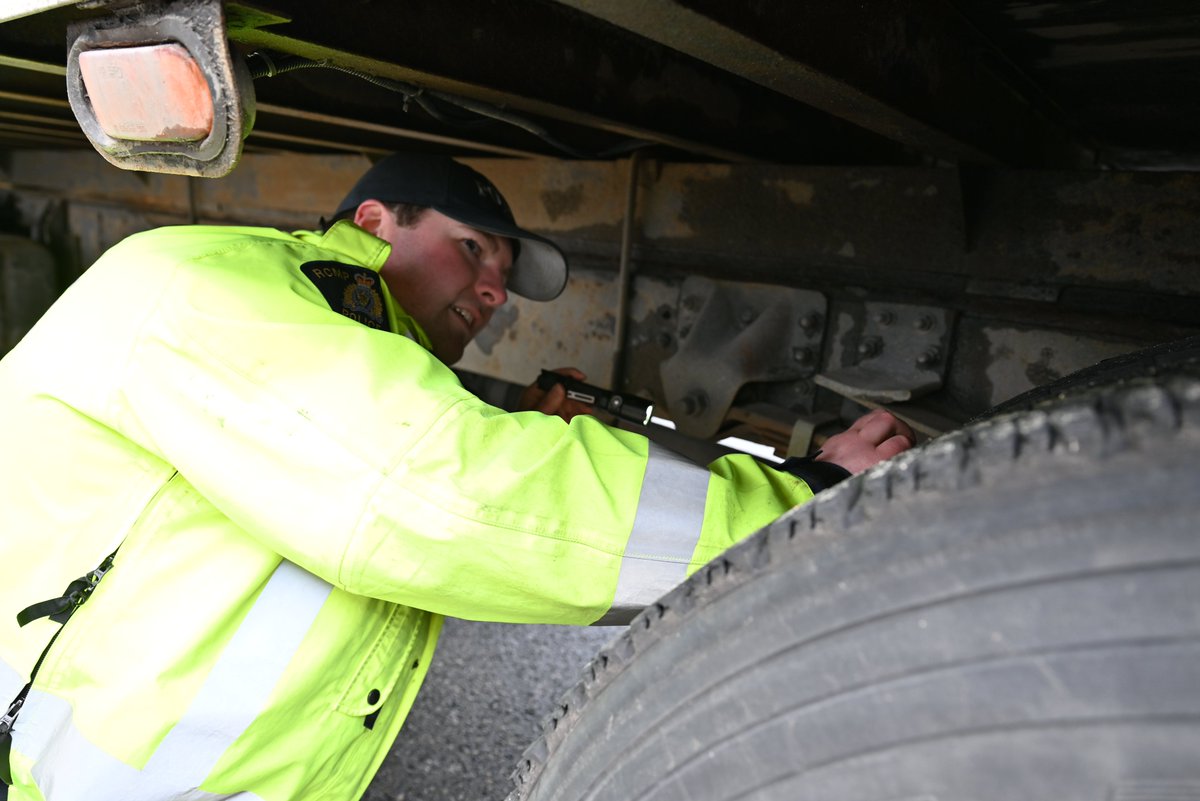 BurnabyRCMP's tweet photo. Today's #LMDCVE results:
44 commercial vehicles inspected
32 trucks placed out of service (OOS)
109 violations identified
42 tickets issued https://t.co/7iIvTkmWUH