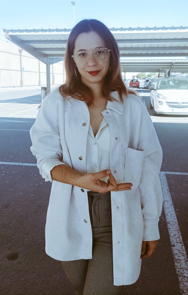 Zupituki's tweet photo. Me siento un pelín rara con gafas aún pero me da iguah, veo en 4K. 🤣 https://t.co/yiMdKh7DUR