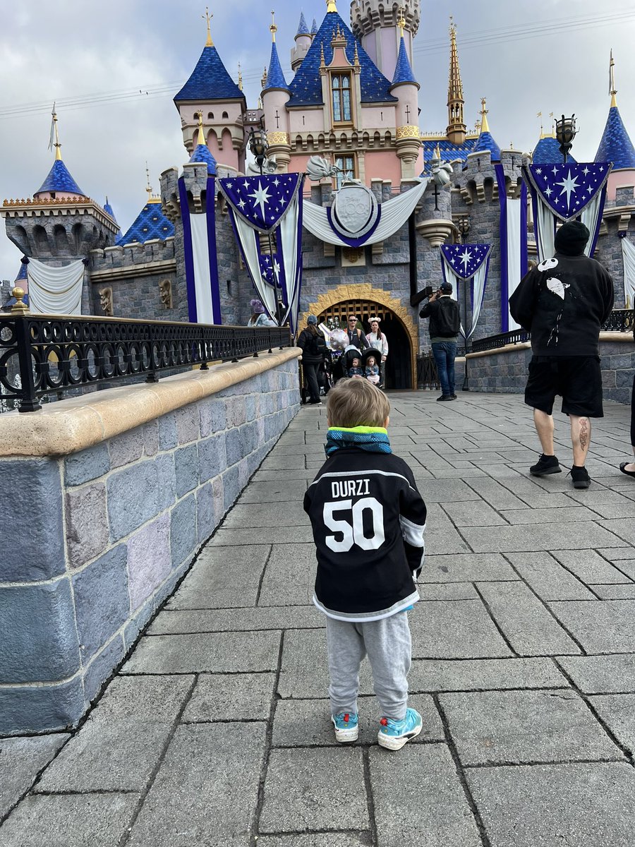 HodisKristin's tweet photo. Durzi Dayz at Dizneyland 😎🖤🤍 #GoKingsGo @LAKings https://t.co/aTo4PkPgjW