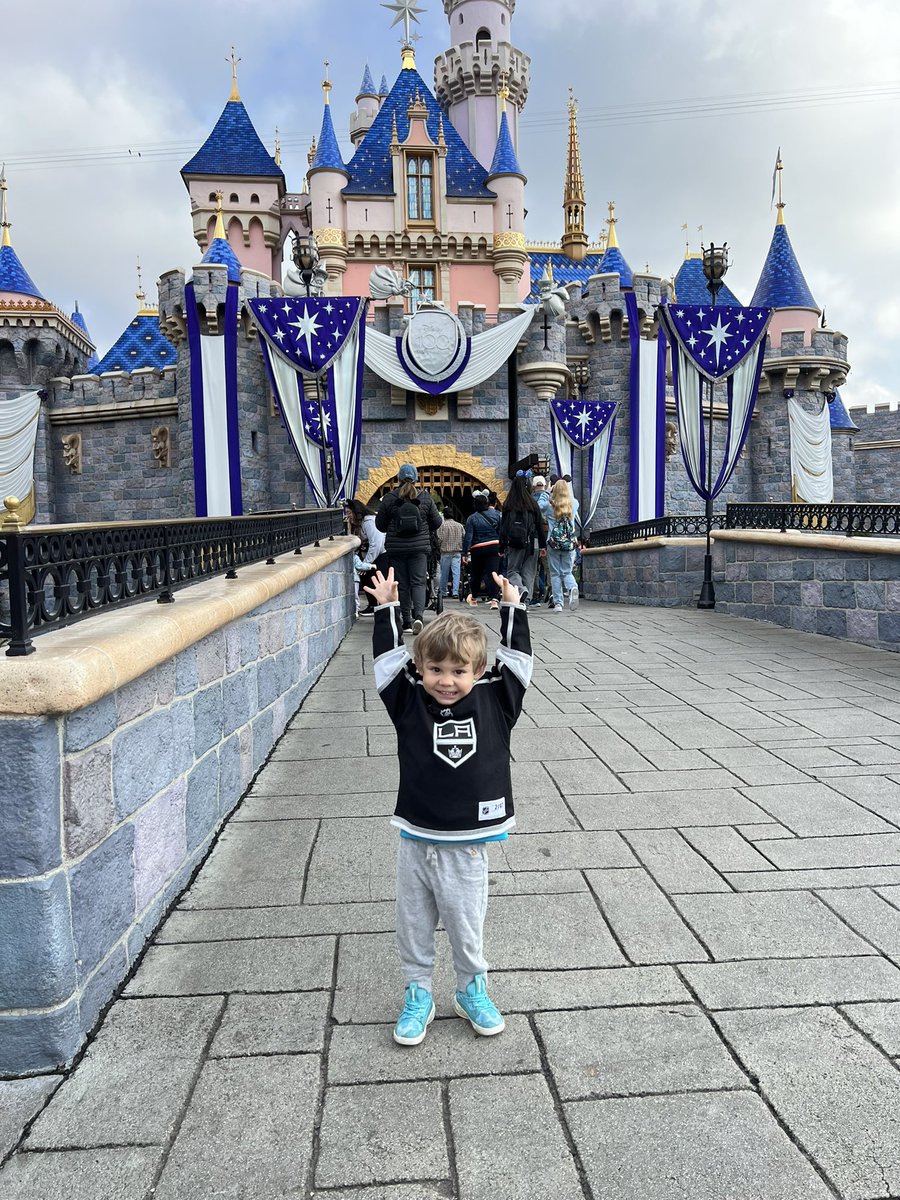 HodisKristin's tweet photo. Durzi Dayz at Dizneyland 😎🖤🤍 #GoKingsGo @LAKings https://t.co/aTo4PkPgjW