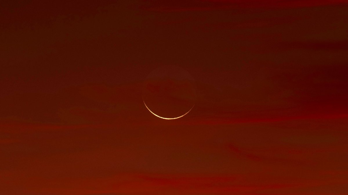 a_film_maker's tweet photo. Earth’s moon at sunrise today from Bullara Station, Western Australia. https://t.co/JJGWZI8ZH5