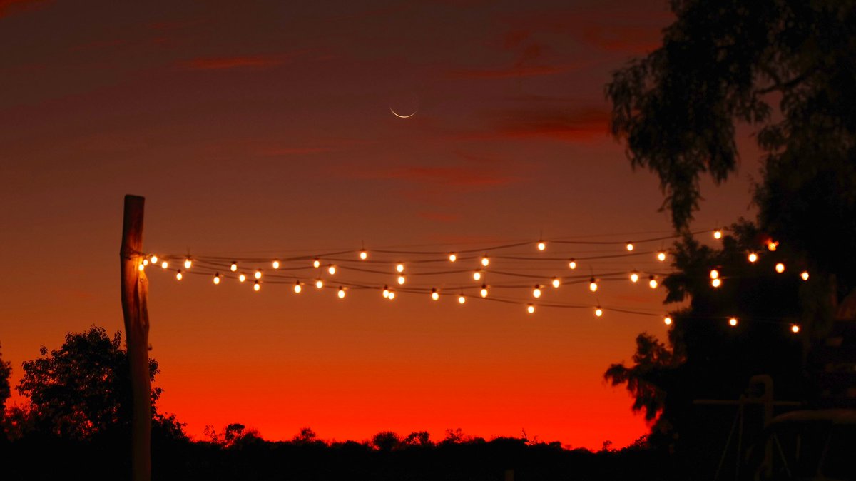 a_film_maker's tweet photo. Earth’s moon at sunrise today from Bullara Station, Western Australia. https://t.co/JJGWZI8ZH5