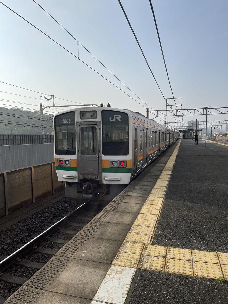 takkin_engine_d's tweet photo. 大高駅。211系廃車回送のK109+K117は定刻で通過しました🫡
東海道で見る211系は新鮮…
お別れのように、ゆっくりとタイフォンを鳴らして通過していきました泣
#211系
#K109
#K117
#JR東海_運用 https://t.co/VIBq8gAaME
