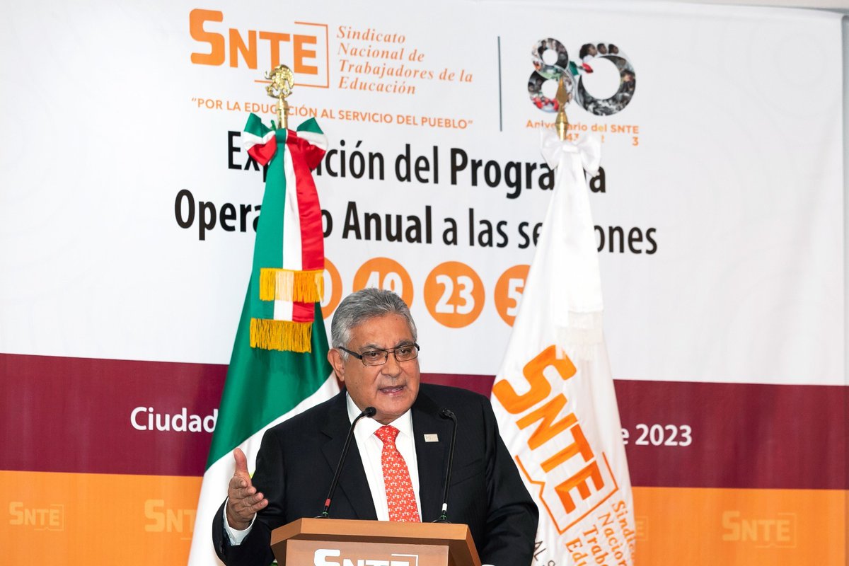 SilviaLunaAgs's tweet photo. #SNTEunido 👥
#SNTEfuerte 🙋‍♀️🙋‍♂️

La Directiva Seccional de @snte49nayarit, encabezada por la Prof. Irma Alicia Peña Arcadia, recibió del líder nacional del #SNTE 📚 Mtro. Alfonso Cepeda Salas, la Toma de Nota 📜 que emite el @TFCA_mx 🏢 y acredita la legalidad de la dirigencia 📰 https://t.co/HShutfjuXZ