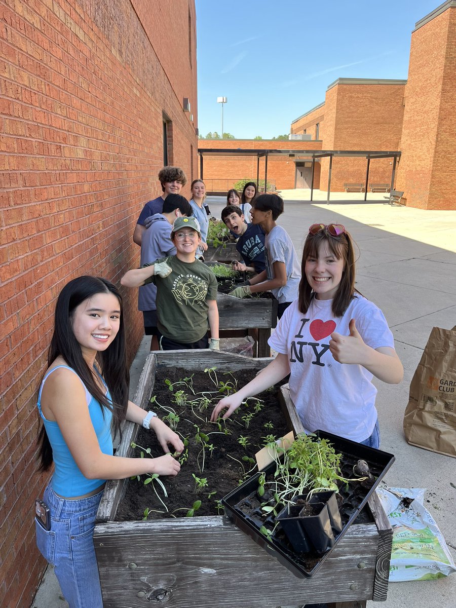 LassiterArt's tweet photo. Art Community Service club teamed up with Green Club &amp; Interact in support of Earth Day this week. #cobbartrocks #artsedga #gotrojans https://t.co/iOzFnEagFk