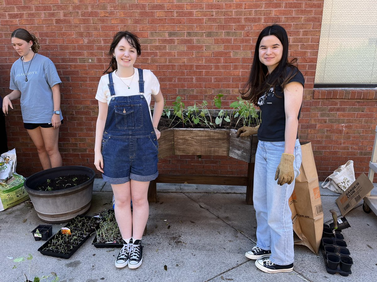 LassiterArt's tweet photo. Art Community Service club teamed up with Green Club &amp; Interact in support of Earth Day this week. #cobbartrocks #artsedga #gotrojans https://t.co/iOzFnEagFk