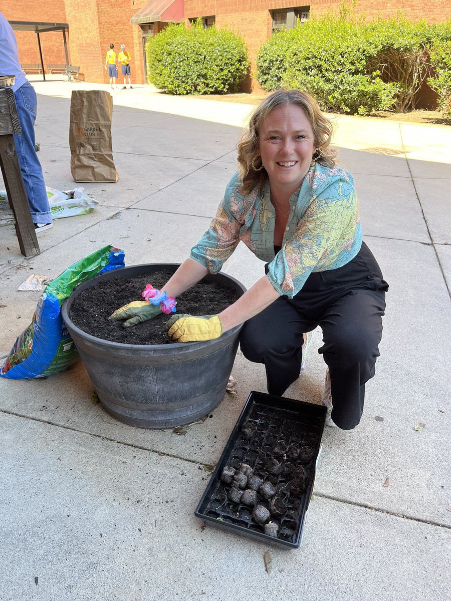 LassiterArt's tweet photo. Art Community Service club teamed up with Green Club &amp; Interact in support of Earth Day this week. #cobbartrocks #artsedga #gotrojans https://t.co/iOzFnEagFk
