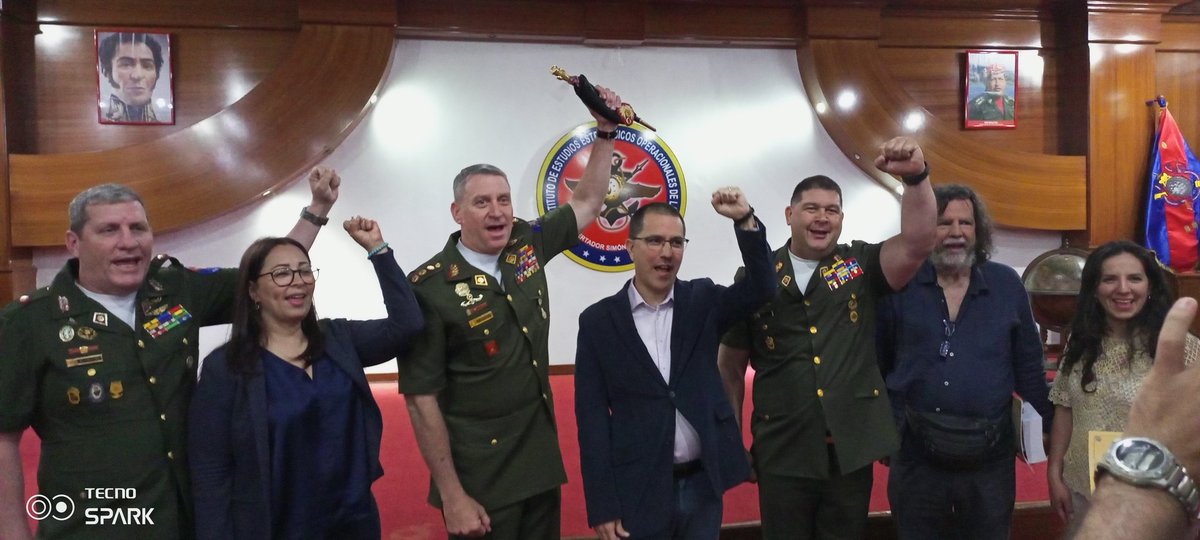 iaesen_umbv's tweet photo. #18Abr El Ministro de @ComunasVE_ @jaarreaza asistió al 1er encuentro de la Escuela Decolonial Comunal y nuestra FANB para la sistematización de la práctica comunal en Venezuela, dónde indicó que el pueblo se siente protegido,amparado y querido por su FANB que también son pueblo. https://t.co/cFU5qOFZVn