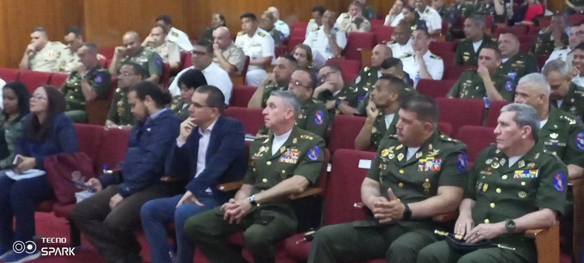 iaesen_umbv's tweet photo. #18Abr El Ministro de @ComunasVE_ @jaarreaza asistió al 1er encuentro de la Escuela Decolonial Comunal y nuestra FANB para la sistematización de la práctica comunal en Venezuela, dónde indicó que el pueblo se siente protegido,amparado y querido por su FANB que también son pueblo. https://t.co/cFU5qOFZVn