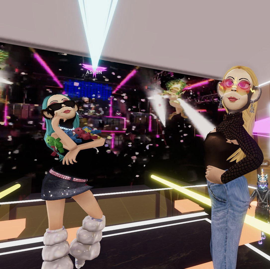 ASP3N_eth's tweet image. Disappointed I can&apos;t attend this week&apos;s Fashion Showcase with @DJTRAXNFT, but YOU should! Starting in 90 min at -88,-20 in @decentraland.
TY @MAMATRAXdcl for getting me up on stage and snapping these photos because I was too nervous!
#Metaverse #GossApeGirl #DCLfam @gossapegirl