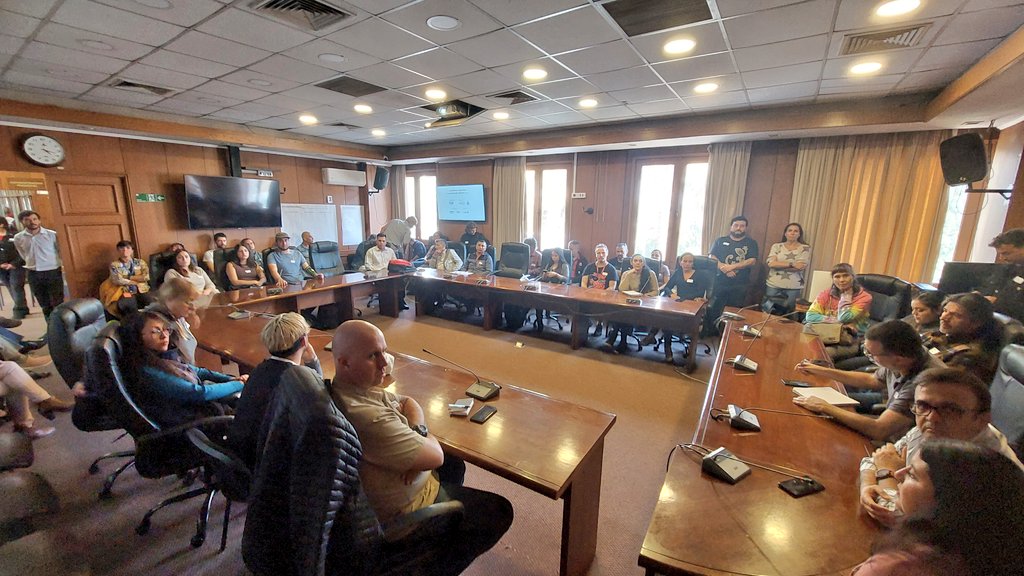 PromueveNunoa's tweet photo. Primer taller territorial del #DistritoCo en #PlazaÑuñoa , en salón del Concejo de @MuniNunoa nos reunimos con más de 30 locatari@s y representantes de instituciones invitadas a diseñar el Barrio Comercial
#MejorÑuñoa https://t.co/NNiZg4NfcF