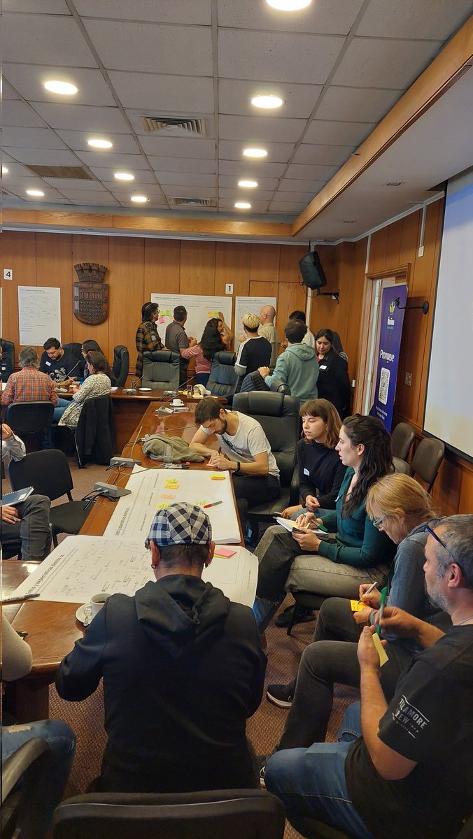 PromueveNunoa's tweet photo. Primer taller territorial del #DistritoCo en #PlazaÑuñoa , en salón del Concejo de @MuniNunoa nos reunimos con más de 30 locatari@s y representantes de instituciones invitadas a diseñar el Barrio Comercial
#MejorÑuñoa https://t.co/NNiZg4NfcF