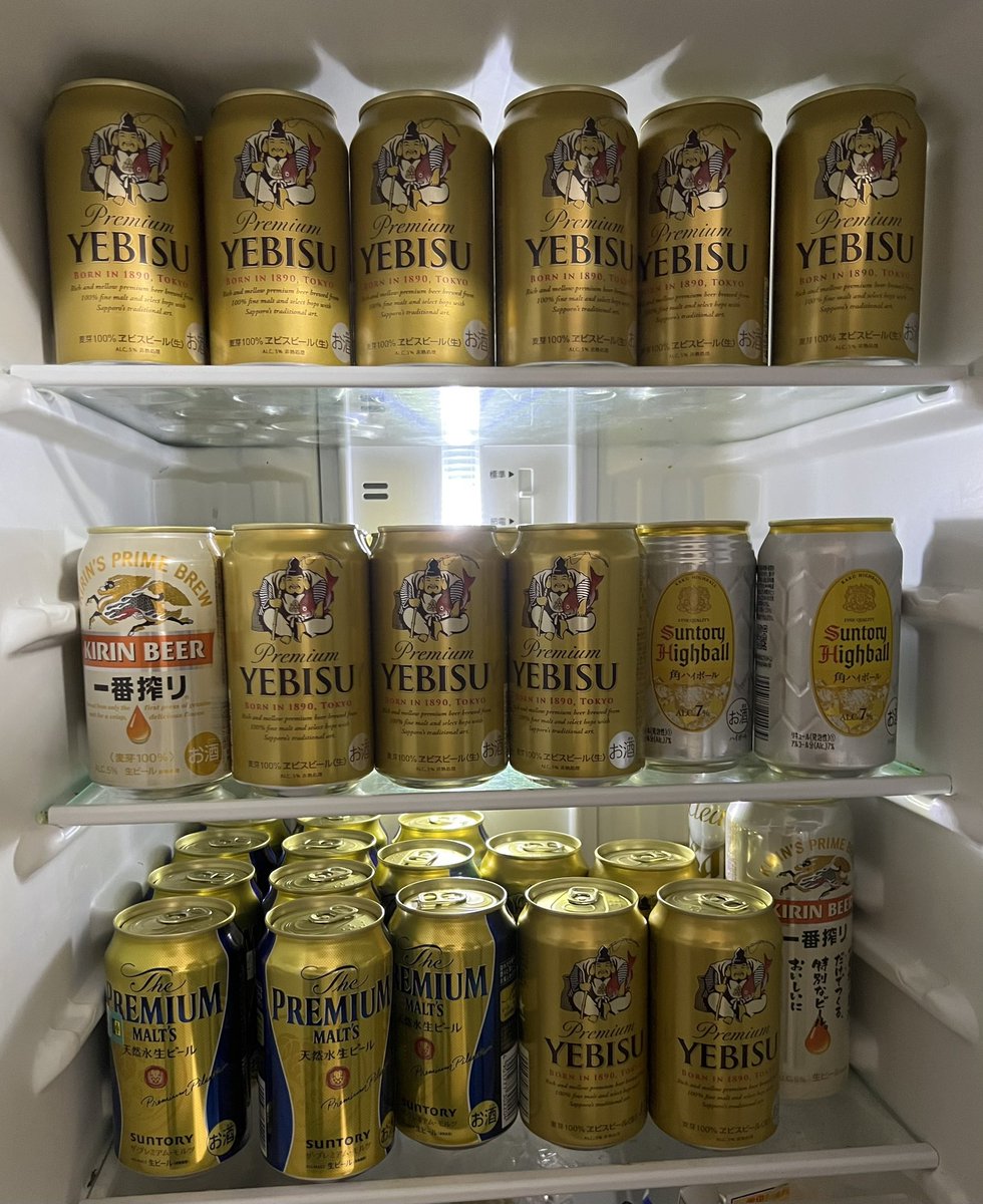 rinyuumin's tweet photo. 兄夫婦が妊娠している関係で大量のビールを譲り受けましたので憧れのミサトさん気分を味わうために撮影してみました🍺✨
とにかく大量にあるので、みなさんいつでも飲みに来てください😄✨✨ https://t.co/4GdAVhczjE
