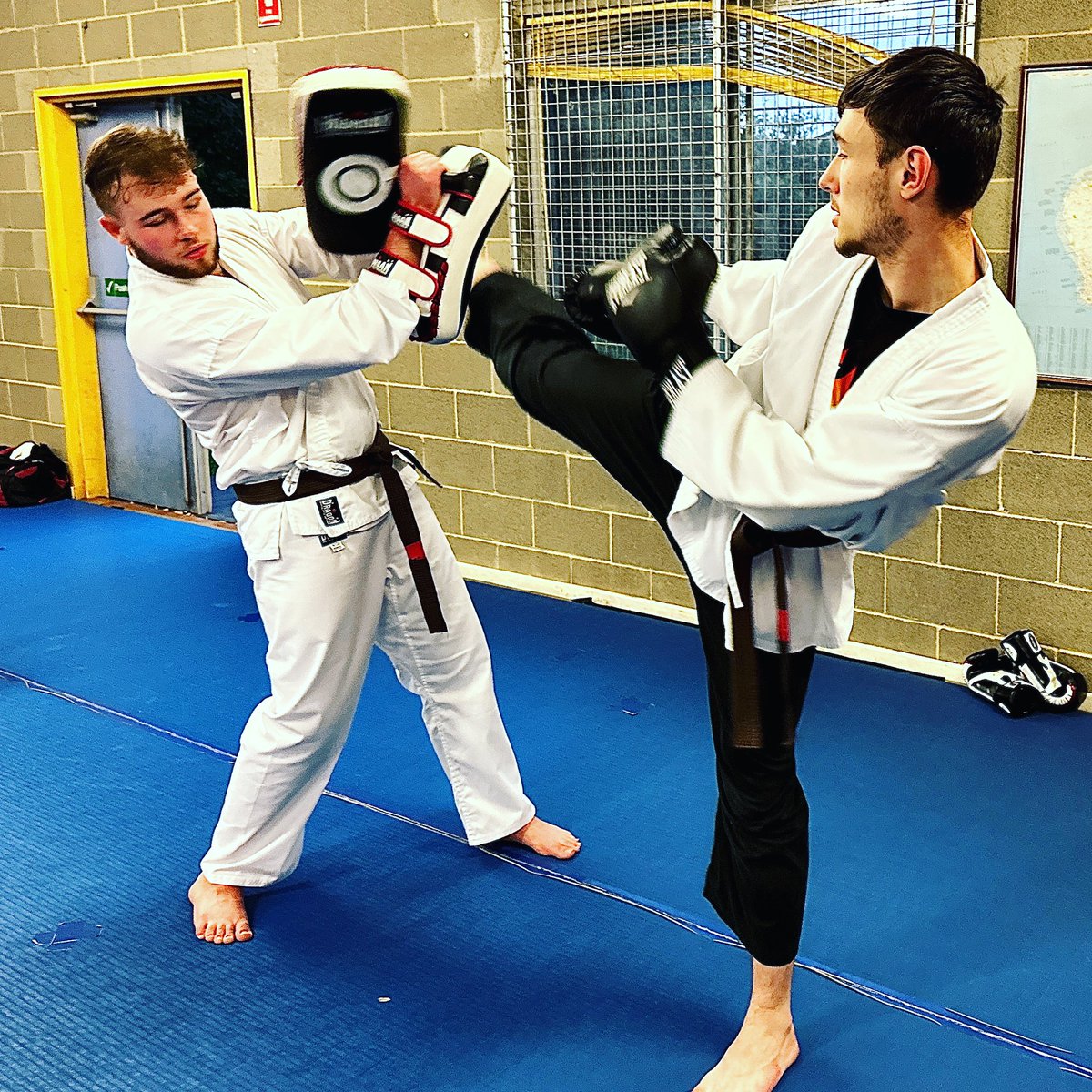 ArrowMartial's tweet photo. A kick needs to be hard and fast. You give away 50% or more of your balance.
.
#martialarts #selfdefence #blackbelt #jujitsu #aikido #taekwondo #judo #karate #kungfu #bjj #mma #muaythai #sydney #marsfield #eastwood #ryde #macquariepark #pymble #epping #bethebestyoucanbe https://t.co/AXQTaOnZwy
