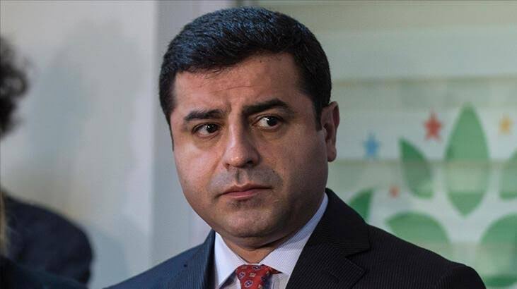 dailyislamist's tweet photo. 🔴 Hatırlatalım: Selahattin Demirtaş. 6 Ekim 2014’te şehirlerdeki PKK’lı teröristlere bizzat talimat verdi.

- Çok sayıda ev, iş yeri ve Kur’an kursu saldırıya uğradı.
- Dindar vatandaşların yaşadığı mahalleler basıldı.
- Diyarbakır’da kurban eti dağıtan Yasin Börü ve arkadaşları kafaları taşla ezilerek katledildi.
- 35 ilde 2’si polis 38 kişi şehit edildi.