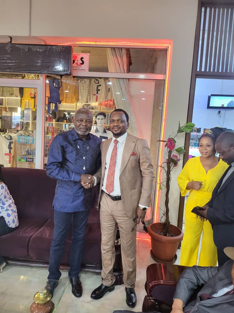 🇨🇩Ben Nazer Sengamali💙 (@bennazerse) on Twitter photo L'interfederal <a href="/ChristianMasud_/">Christian Masudi</a> en compagnie du coordo en charge de la Diplomatie et relations publiques, le très énergique <a href="/Pierre_Olombe/">Papy Olombe</a> ont souhaité un bon retour au VPM en charge de l'économie, son excellence <a href="/VitalKamerhe1/">Vital Kamerhe</a> et au SG <a href="/BillyKambale1/">Billy Kambale</a> dès leur retour de Kananga! L'interfederal <a href="/ChristianMasud_/">Christian Masudi</a> en compagnie du coordo en charge de la Diplomatie et relations publiques, le très énergique <a href="/Pierre_Olombe/">Papy Olombe</a> ont souhaité un bon retour au VPM en charge de l'économie, son excellence <a href="/VitalKamerhe1/">Vital Kamerhe</a> et au SG <a href="/BillyKambale1/">Billy Kambale</a> dès leur retour de Kananga!