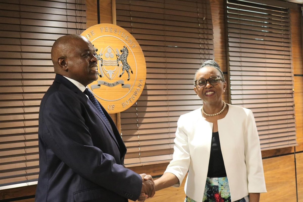 MoetiTshidi's tweet photo. Thank you, H.E Masisi (@OfficialMasisi), for the warm welcome today. The major milestones #Botswana 🇧🇼 has achieved in health are a true commitment to improving people’s well-being. @WHOAFRO will continue supporting the country’s efforts towards #HealthForAll. https://t.co/YX4TLCDCA7