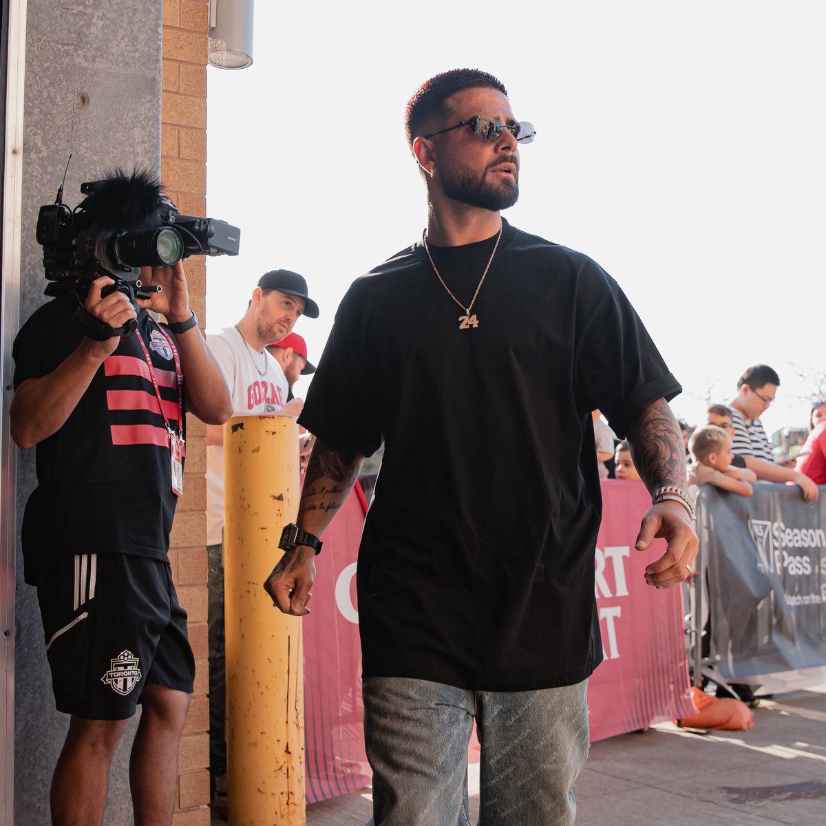 TorontoFC's tweet photo. Saturday 😎 👉 Tuesday 🥶

Welcome to April in Toronto, @Lor_Insigne 😅 https://t.co/rRLm8JXSiy