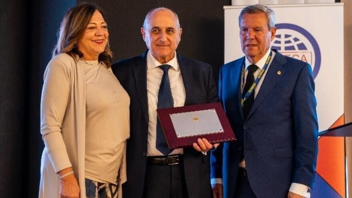 diariodejerez's tweet photo. El empresario jerezano Francisco Romero recibe la Medalla de Oro de Horeca https://t.co/qbolXijPeR https://t.co/JV5hHhwLUS