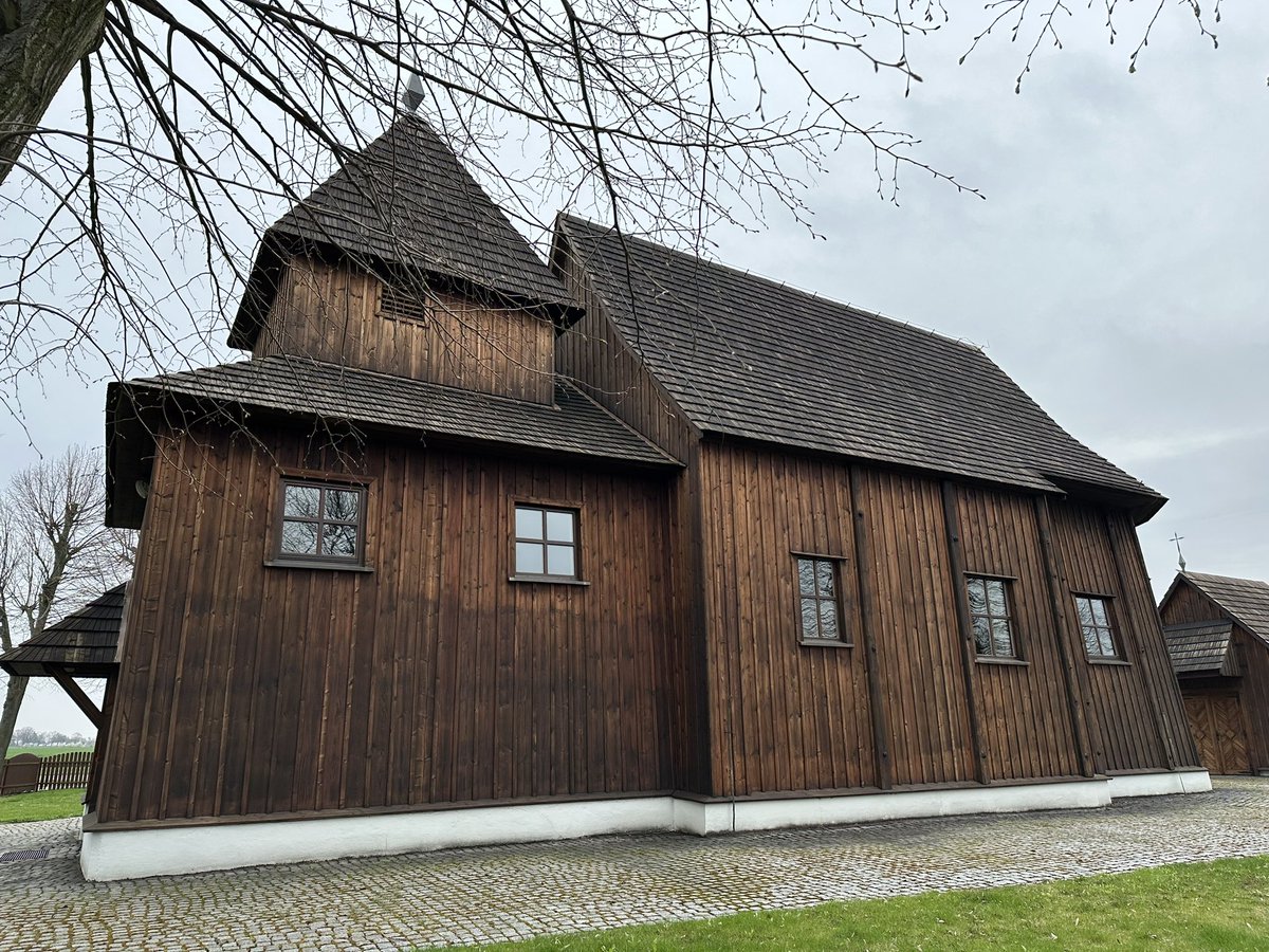 marcin_wlkp's tweet photo. << źródła weryfikują czasy powstania obiektów. W 2018 r. podczas prac remontowych w kościele w Domachowie (Wlkp, pow. gostyński) natrafiono na cześć budynku datowaną na lata 1368-1369, co czyni ten kościół starszym od przedstawionego tutaj.
Dobrego wieczoru dla Was 👋
#MDOZ https://t.co/PRVAB3qA5N