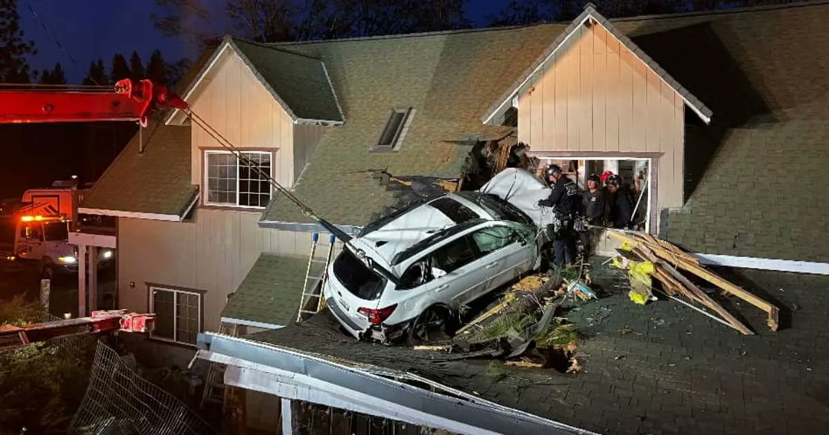 CiberCuba's tweet photo. Auto “vuela” en aparatoso accidente y aterriza en segundo piso de vivienda en California

Leer más: https://t.co/GSBDpfLws2 #CiberCuba #Cuba https://t.co/EStl9fdvQM