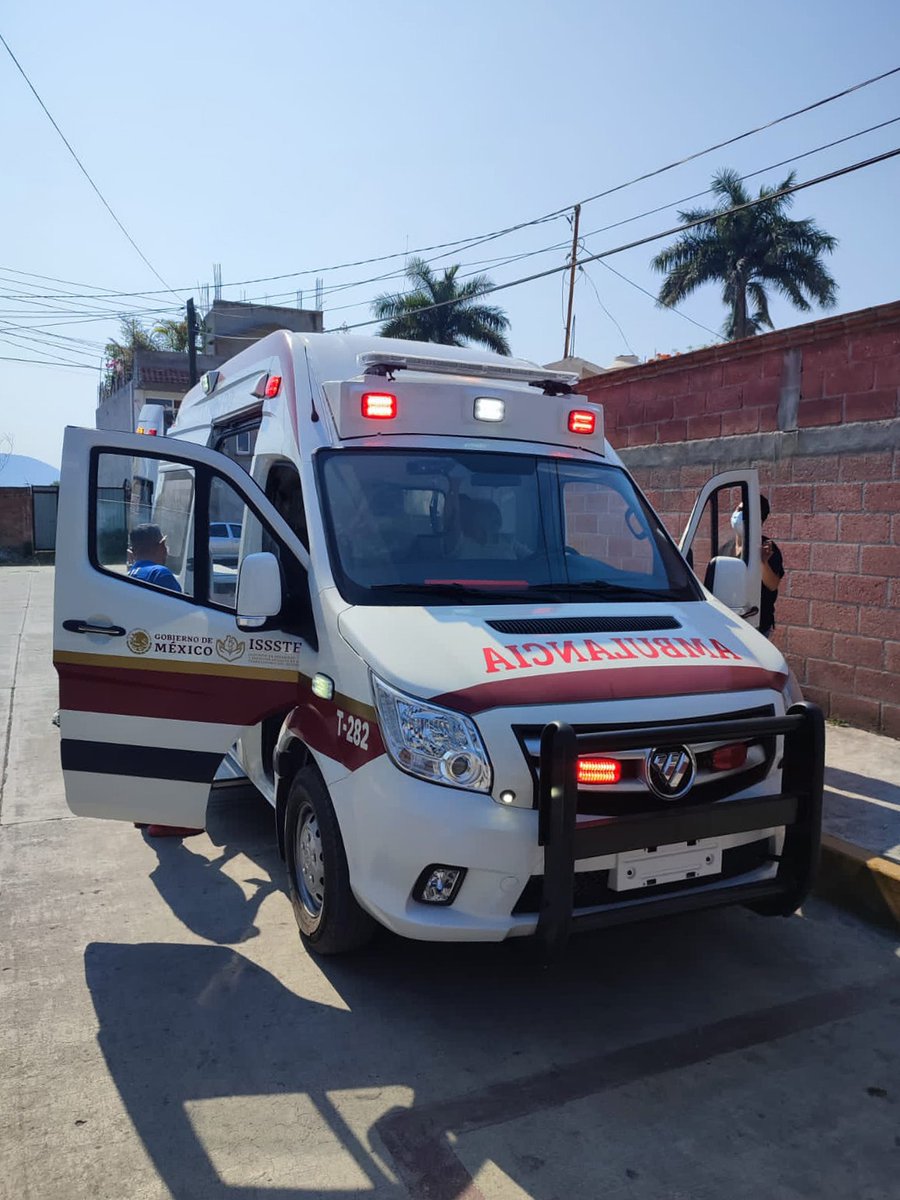 ISSSTE_mx's tweet photo. 📰 COMUNICADO
Fortalece #Issste estrategia de distribución de ambulancias. 
🔗https://t.co/mqSDNinJKv https://t.co/rEtY2ZBAr5