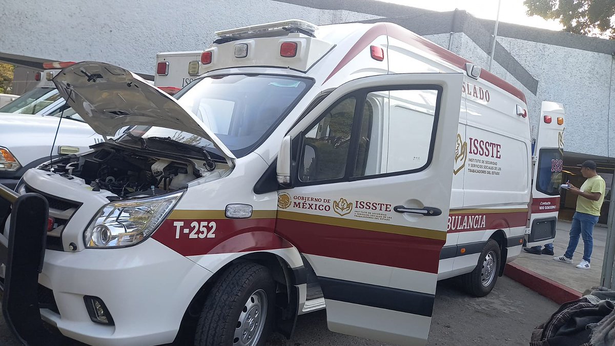 ISSSTE_mx's tweet photo. 📰 COMUNICADO
Fortalece #Issste estrategia de distribución de ambulancias. 
🔗https://t.co/mqSDNinJKv https://t.co/rEtY2ZBAr5