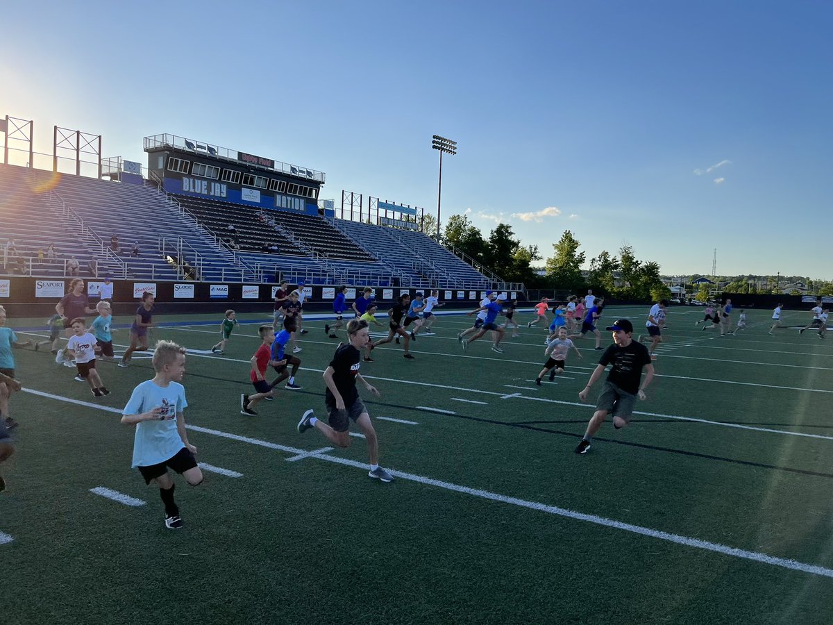 JaysXC's tweet photo. 🚨 SUMMER CAMPS🚨
Summer Running (9th-12th grade)
•6:00-7:30am
•Begins June 5
Running Camp (1st-8th grade)
•June 5-9th
•6:30-7:30pm
•Finish the week w/ 1mi XC run
•shirt included
Information & Registration : https://t.co/YPs6PGH933 https://t.co/ClsjzOnvP5