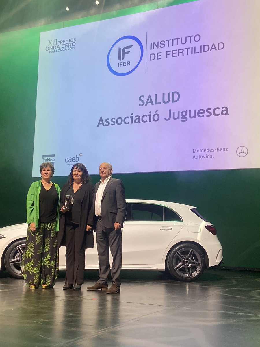 OCRMallorca's tweet photo. El Premio Onda Cero Mallorca de la Salud, patrocinado por @IFertilidad recae en la Associació Juguesca, sin animo de lucro. Recogen el galardón sus fundadoras,  las psicólogas Júlia Monge y Antònia Miralles. #PremiosOCRMallorca https://t.co/X1wlijOS55