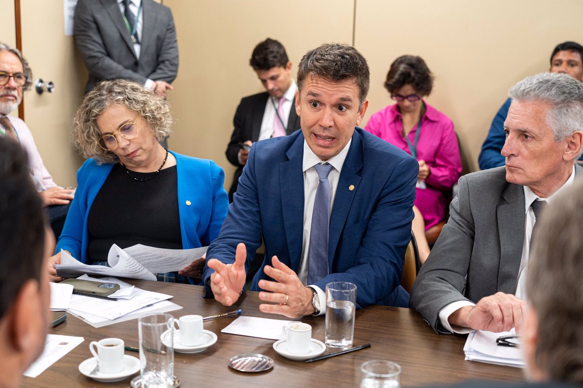 joseguimaraesce's tweet photo. Reunião dos líderes da base e vice-líderes do governo. Estamos debatendo temas importantes ao povo brasileiro. Vamos juntos com @LulaOficial reconstruir o Brasil! https://t.co/VFL940UxnV