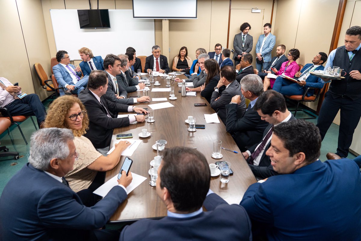 joseguimaraesce's tweet photo. Reunião dos líderes da base e vice-líderes do governo. Estamos debatendo temas importantes ao povo brasileiro. Vamos juntos com @LulaOficial reconstruir o Brasil! https://t.co/VFL940UxnV