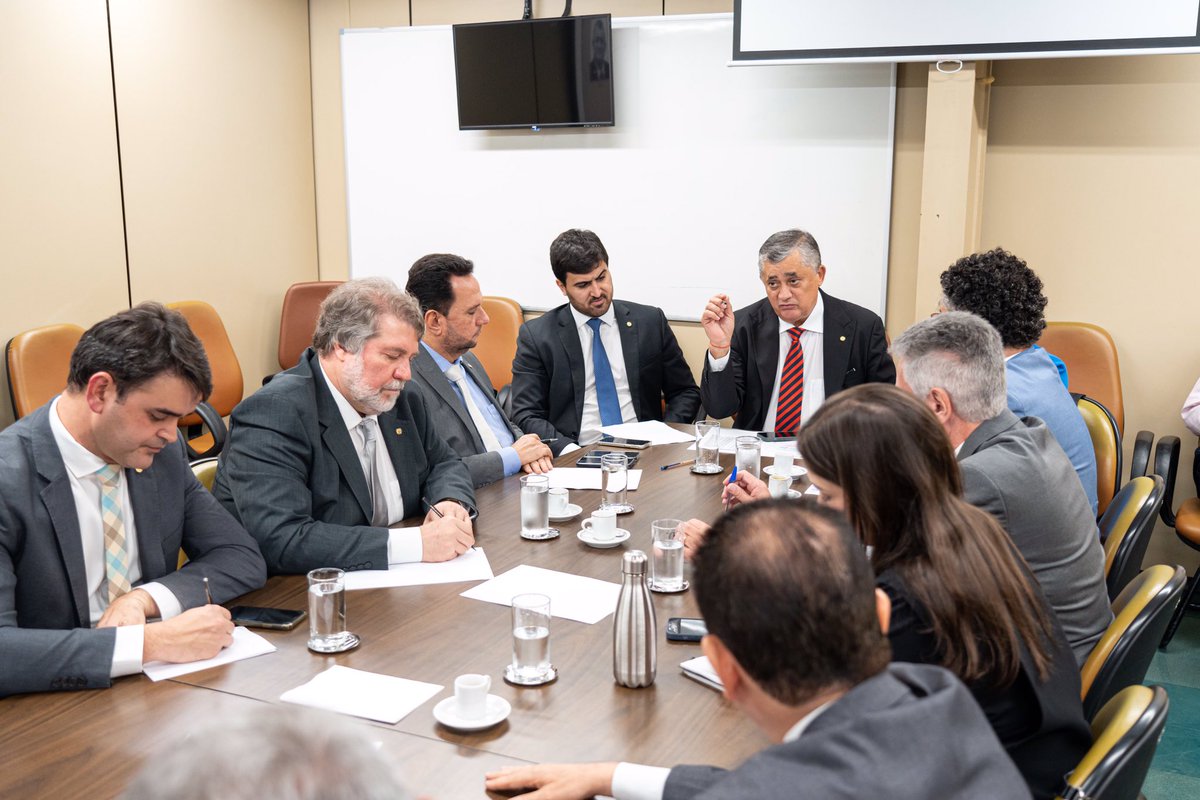 joseguimaraesce's tweet photo. Reunião dos líderes da base e vice-líderes do governo. Estamos debatendo temas importantes ao povo brasileiro. Vamos juntos com @LulaOficial reconstruir o Brasil! https://t.co/VFL940UxnV