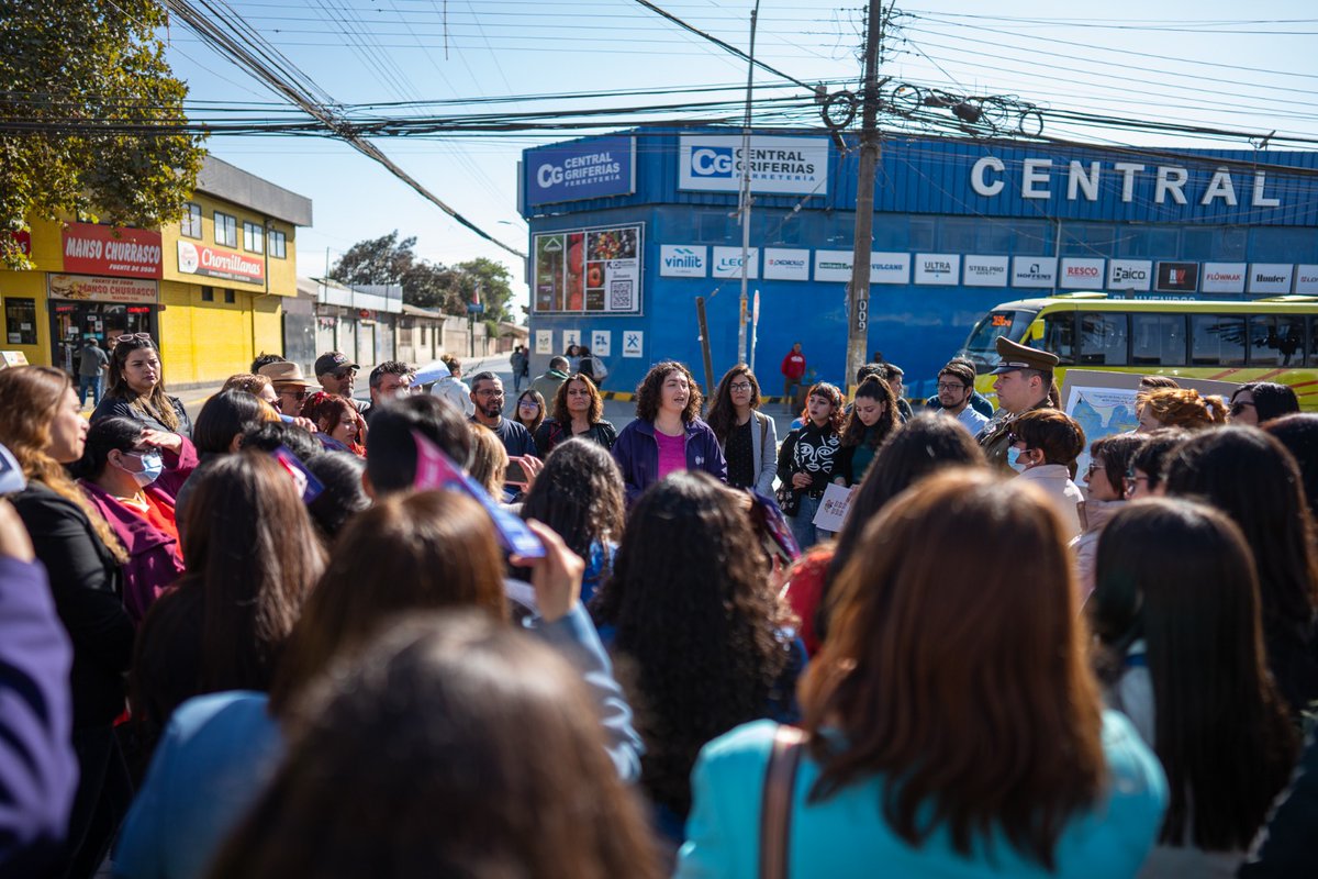 olavarria_baeza's tweet photo. Hoy lanzamos la campaña contra el acoso sexual callejero en el barrio comercial de Manso en #Melipilla con la presencia de concejales y autoridades locales y regionales. Esta acción se enmarca en nuestro plan de seguridad comunal y busca reducir los altos índices del sector. https://t.co/ebwpnylJF2