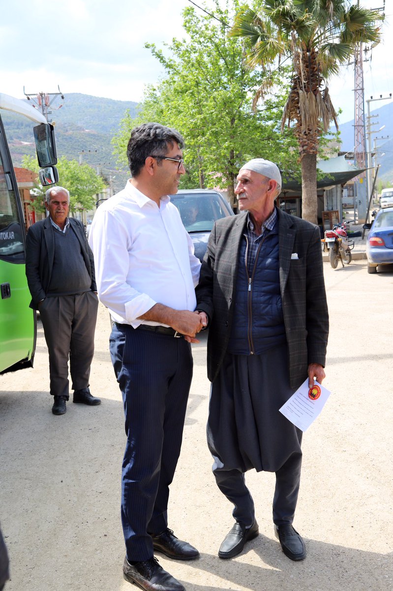 HAK_PAR's tweet photo. HAK-PAR Genel Başkanı; Düzgün Kaplan ve milletvekili adaylarının bulunduğu seçim otobüsü 18 Nisan da  Gaziantep-İSLAHİYE'de idi.

Düzgün Kaplan ve bölge adayları bölge halkı ile ilgili görüşmeler sağladı.

Esnaf ziyaret edildi, çarşı, pazar ve kahvehaneler de sohbetler gerçeklestirdi. Bölge halkının dertleri dinlendi. Depremde yaşanan can kaybı, ağır hasarlarla ilgili halkın mağduriyeti, şikayeti ve talepleri dinledi, not alındı, çözüm için süreç başlatıldı.

Başkan Kaplan İslahiye de partili mensupları ile birlikte toplantı gerçekleştirdi. Toplantıda HAK-PAR'ın islahiye yönetimi ve partililerden oluşan bir seçim komitesi kuruldu, görevlendirme yapıldı.

HAK-PAR İslahiye seçim komitesi: Metin Durdu, İsmail Akdoğan, Mehmet Ertuğrul, Levent Coşkun'dan oluştu.

HAK-PAR Basın Bürosu 

***

Serokê Giştî yê HAK-PARê Düzgün Kaplan bi komek hevalên xwe ve îro li Îslahiya Gazîantepê bûn.
Düzgün Kaplan û namzetên navçeyê bi gelê herêmê re hevpeyvîn kirin.
Esnaf hatin ziyaretkirin, li bazar, sûk û qehwexaneyan sohbet hatin kirin. Pirsgirêkên gelê herêmê hatin guhdarkirin. Gazin û daxwazên gelê herêmê derbarî ziyanên canî û ziyanên mezin ên erdhejê de hatin guhdarkirin, not hatin girtin û ji bo çareseriyê pêvajo hat destpêkirin.
Serok Kaplan li İslahiye bi endam û dilxwazên partiyê ra civinek li dar xist. Di civînê de lijneya hilbijartinê ku ji rêvebirên Îslahiye û endamên partiyê yên HAK-PARê pêk tê hat avakirin û kar û erk hat dayîn.
Lijneya Hilbijartinê ya HAK-PARê ya Îslahiyeyê ji Metîn Durdu, Îsmaîl Akdogan, Mehmet Ertugrul û Levent Coşkun pêk dihat.
18 Adar 2023
Buroya Çapemeniyê ya HAK-PARê