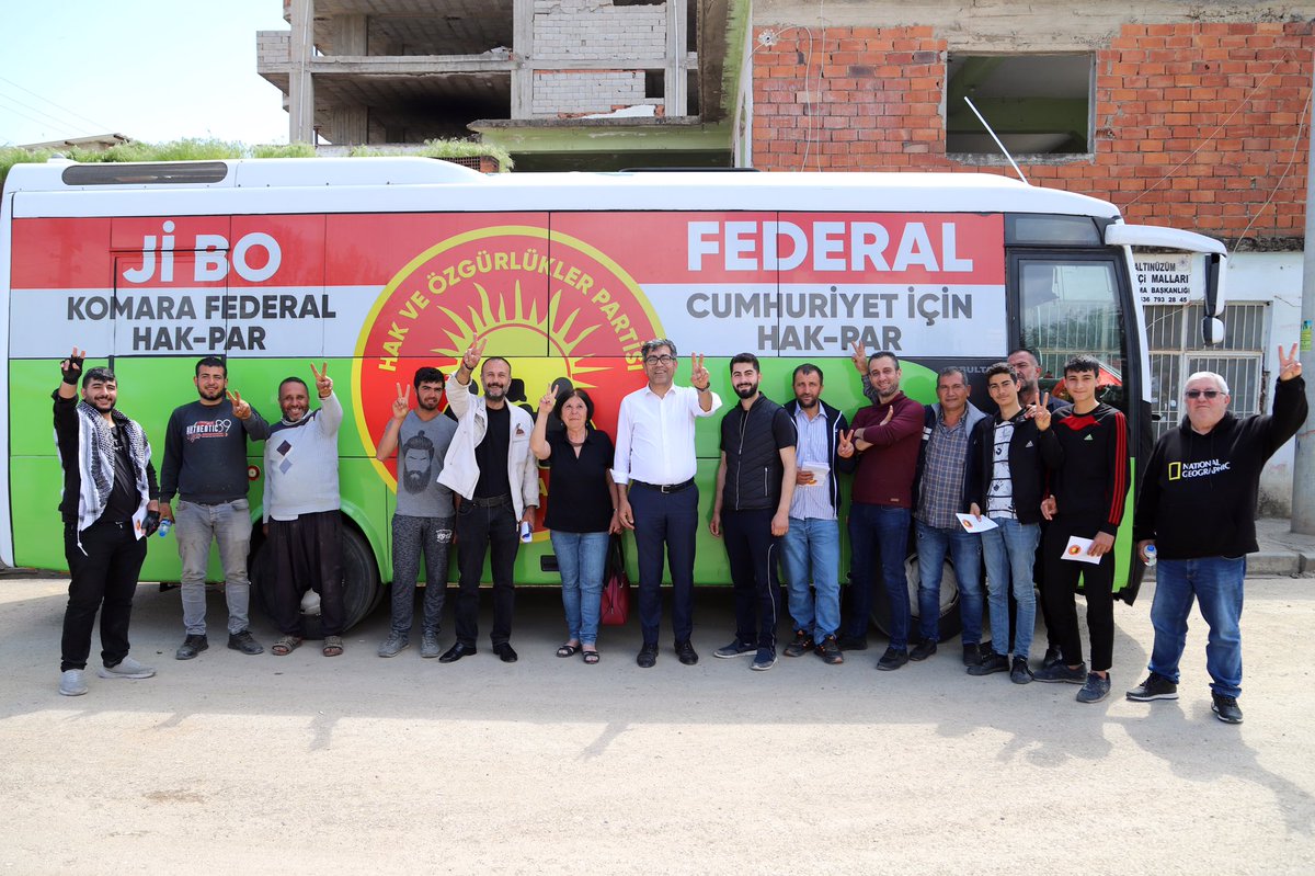 HAK_PAR's tweet photo. HAK-PAR Genel Başkanı; Düzgün Kaplan ve milletvekili adaylarının bulunduğu seçim otobüsü 18 Nisan da  Gaziantep-İSLAHİYE'de idi.

Düzgün Kaplan ve bölge adayları bölge halkı ile ilgili görüşmeler sağladı.

Esnaf ziyaret edildi, çarşı, pazar ve kahvehaneler de sohbetler gerçeklestirdi. Bölge halkının dertleri dinlendi. Depremde yaşanan can kaybı, ağır hasarlarla ilgili halkın mağduriyeti, şikayeti ve talepleri dinledi, not alındı, çözüm için süreç başlatıldı.

Başkan Kaplan İslahiye de partili mensupları ile birlikte toplantı gerçekleştirdi. Toplantıda HAK-PAR'ın islahiye yönetimi ve partililerden oluşan bir seçim komitesi kuruldu, görevlendirme yapıldı.

HAK-PAR İslahiye seçim komitesi: Metin Durdu, İsmail Akdoğan, Mehmet Ertuğrul, Levent Coşkun'dan oluştu.

HAK-PAR Basın Bürosu 

***

Serokê Giştî yê HAK-PARê Düzgün Kaplan bi komek hevalên xwe ve îro li Îslahiya Gazîantepê bûn.
Düzgün Kaplan û namzetên navçeyê bi gelê herêmê re hevpeyvîn kirin.
Esnaf hatin ziyaretkirin, li bazar, sûk û qehwexaneyan sohbet hatin kirin. Pirsgirêkên gelê herêmê hatin guhdarkirin. Gazin û daxwazên gelê herêmê derbarî ziyanên canî û ziyanên mezin ên erdhejê de hatin guhdarkirin, not hatin girtin û ji bo çareseriyê pêvajo hat destpêkirin.
Serok Kaplan li İslahiye bi endam û dilxwazên partiyê ra civinek li dar xist. Di civînê de lijneya hilbijartinê ku ji rêvebirên Îslahiye û endamên partiyê yên HAK-PARê pêk tê hat avakirin û kar û erk hat dayîn.
Lijneya Hilbijartinê ya HAK-PARê ya Îslahiyeyê ji Metîn Durdu, Îsmaîl Akdogan, Mehmet Ertugrul û Levent Coşkun pêk dihat.
18 Adar 2023
Buroya Çapemeniyê ya HAK-PARê